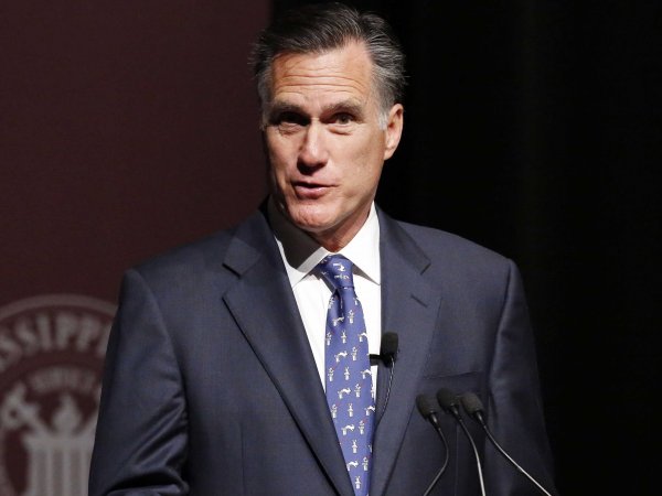 Mitt Romney says Clinton Foundation's link to uranium deal 'looks like bribery'
